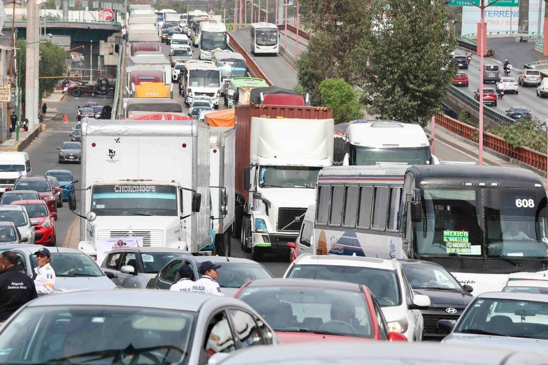 Caos vial por "mega bloqueo" en el Estado de México