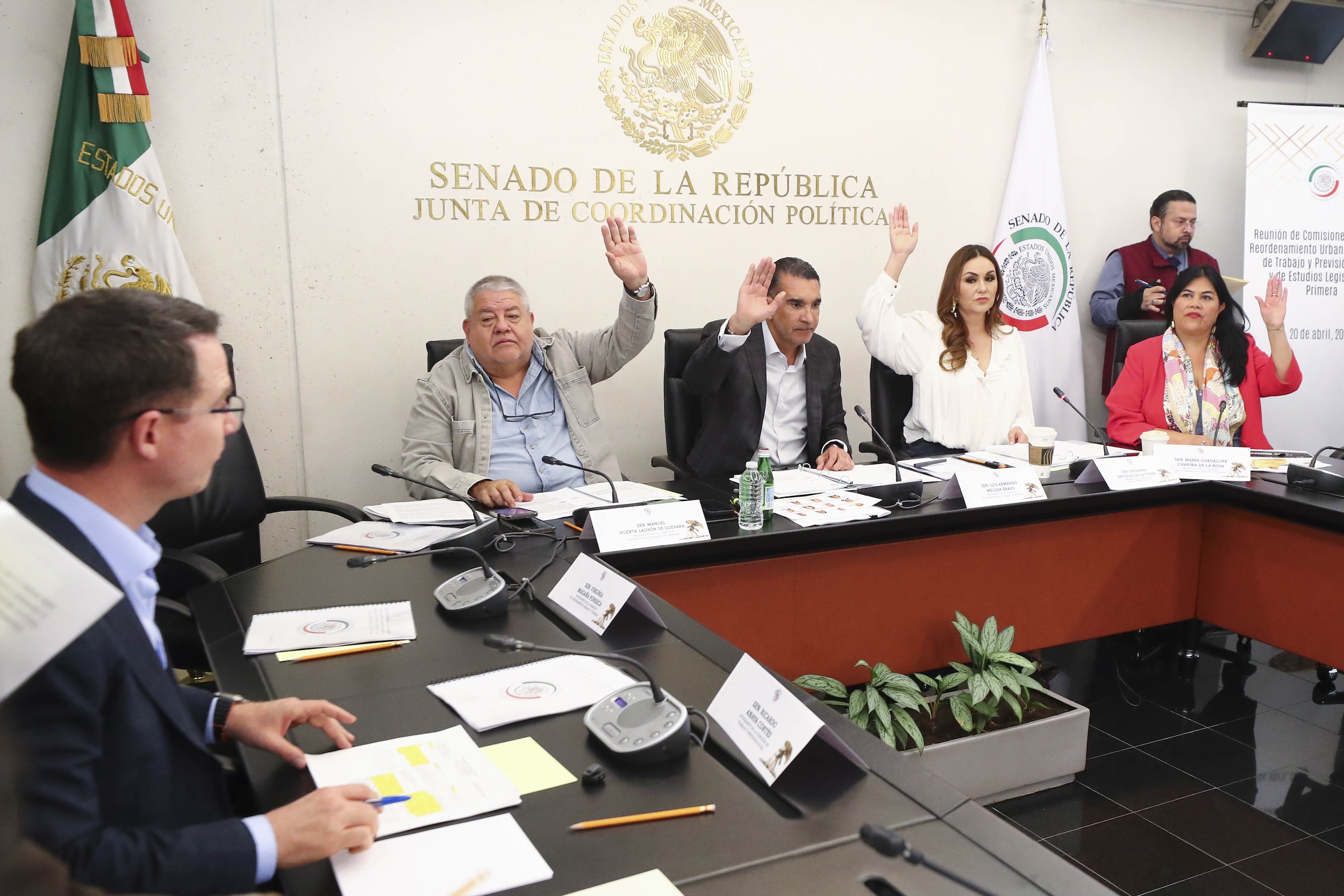 Chocan senadores Huerta y Anaya por Ley de Vivienda