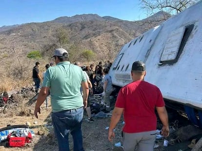 Volcadura de autobús turístico en Nayarit deja 11 muertos y 16 heridos