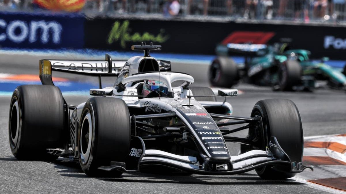 Checo Pérez terminó 16 en el GP de Miami