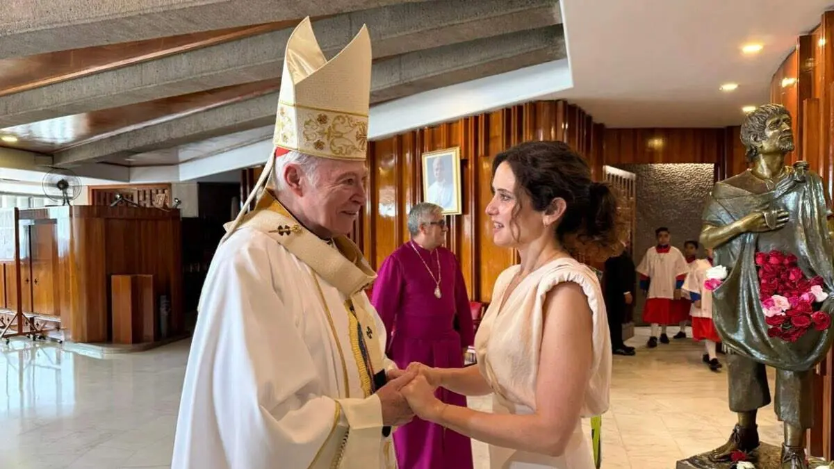 Presidenta de Madrid acude a misa a la Basílica de Guadalupe