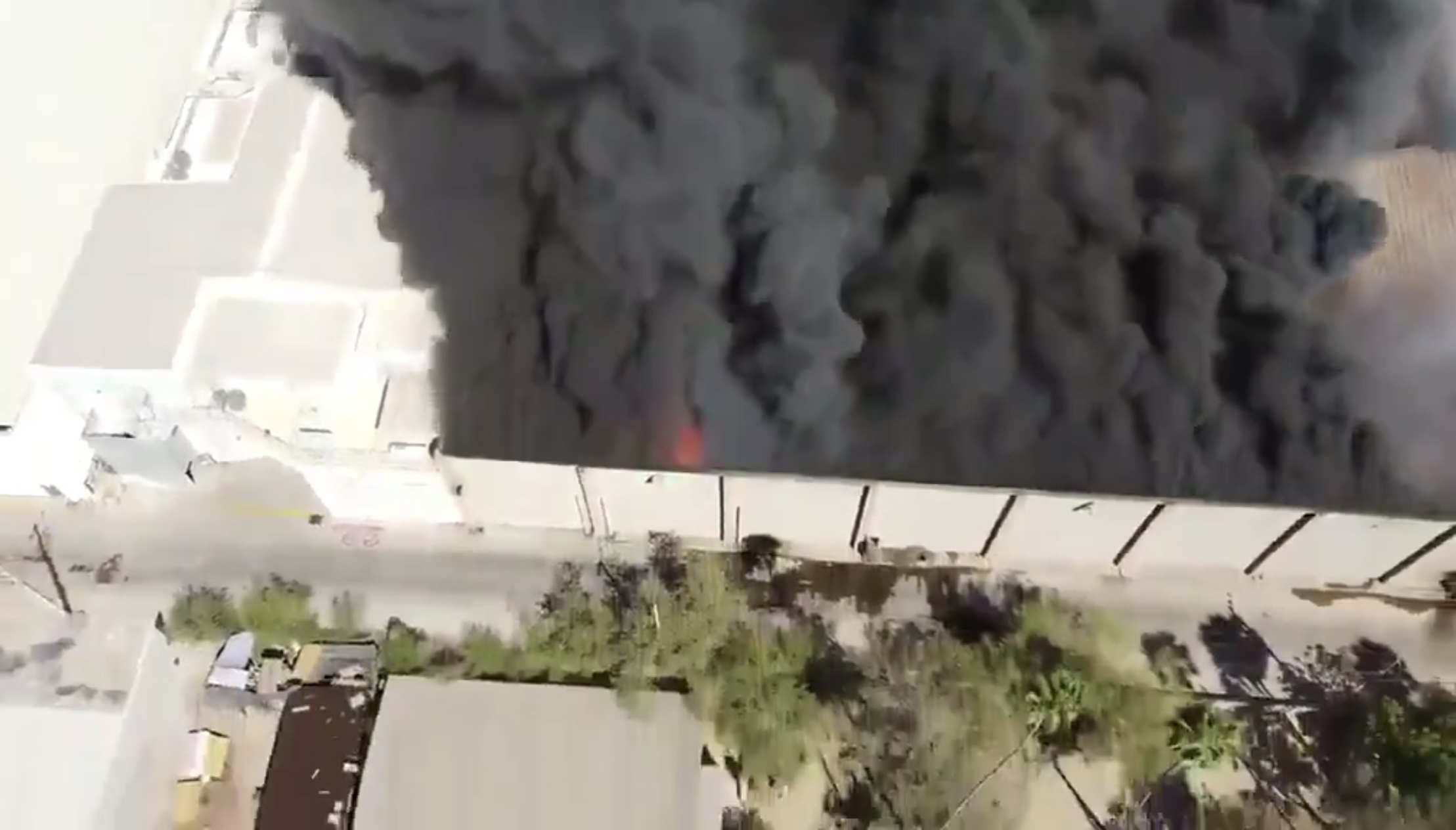 Arde Plaza Fiesta Las Palmas, en Los Mochis