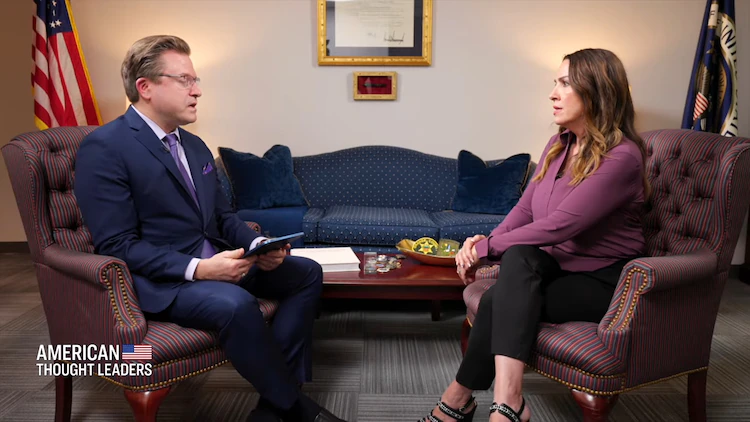 Trump “apunta” vs funcionarios mexicanos que protejan a narcos: Sara Carter
