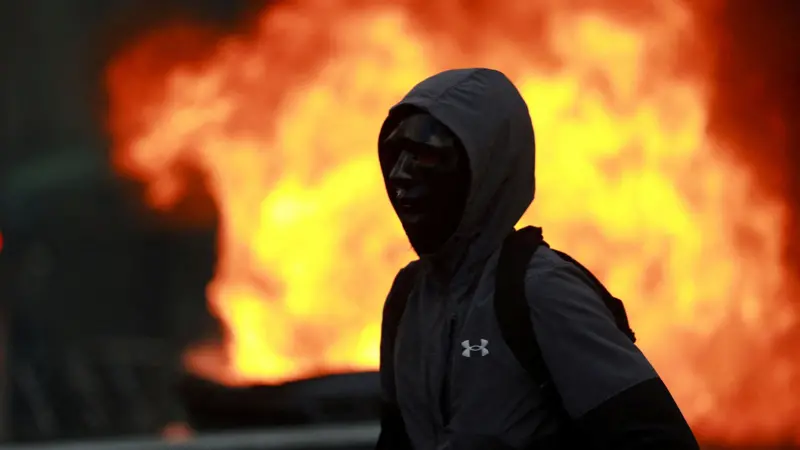 Francia evalúa los daños tras los disturbios en protestas, 1,800 detenidos y comercios incendiados