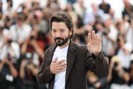 Cannes brinda ovación de 5 minutos a Diego Luna