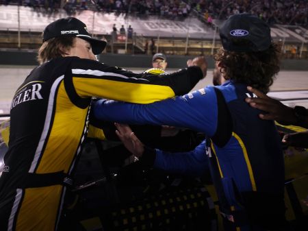 Carrera de Nascar Cup termina en golpes entre dos pilotos: Ryan Blaney y Carson Hocevar