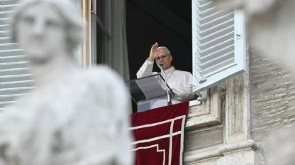 Papa León XIV aparece en la plaza de San Pedro tras operación por cáncer
