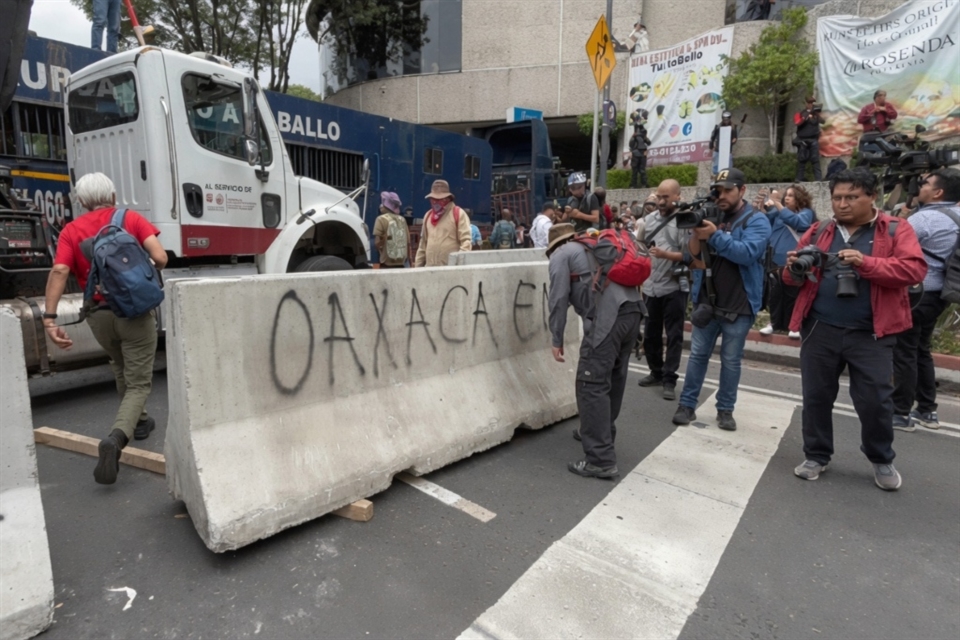 Frenan policías avance de CNTE hacia el Azteca