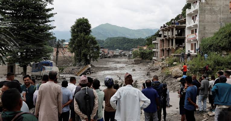 Casi 400 muertos por avalancha en Nepal; buscan a mil 468 desparecidos