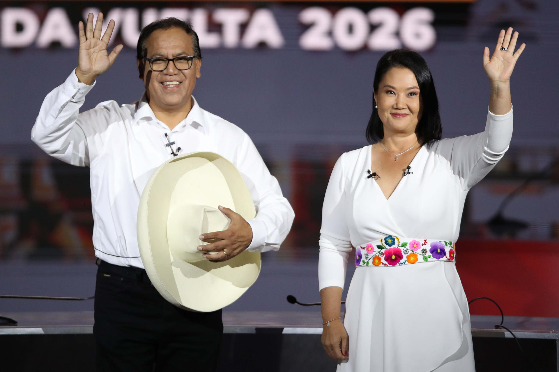 Sondeo pronostica empate técnico entre Fujimori y Sánchez a horas de la segunda vuelta