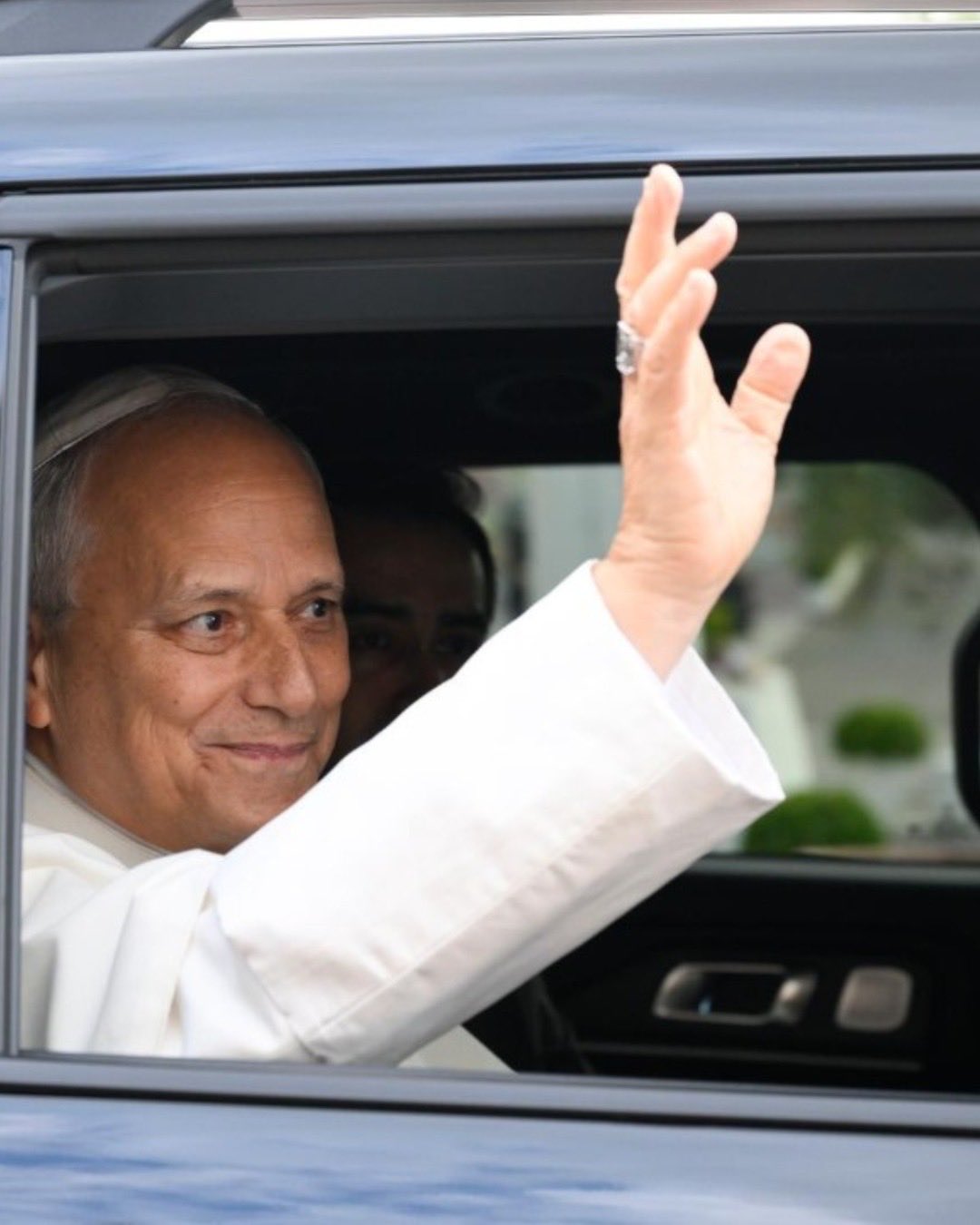 Dan de alta al Papa León XIV tras cirugía de pulmón; regresará al Vaticano y reaparecería este domingo