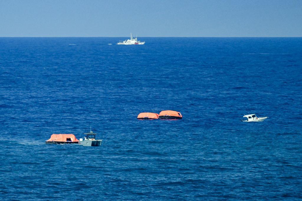 Barco con 267 pasajeros vuelca frente a Chipre tras zarpar