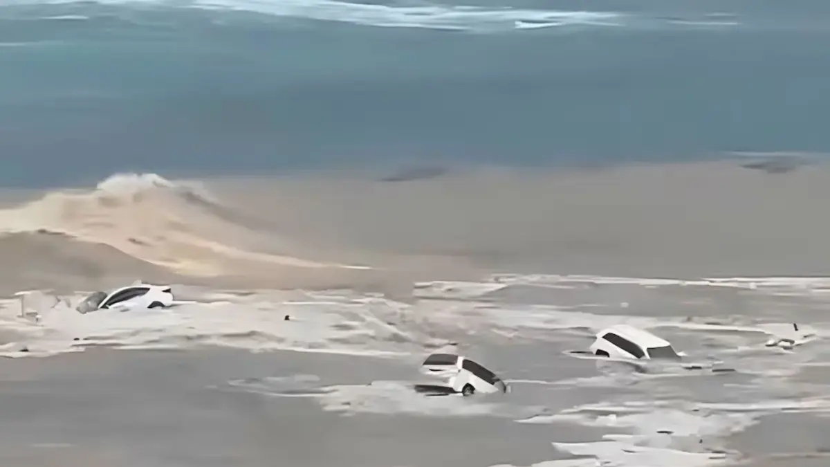 Fuertes lluvias arrastran autos hasta el mar en Baja California Sur