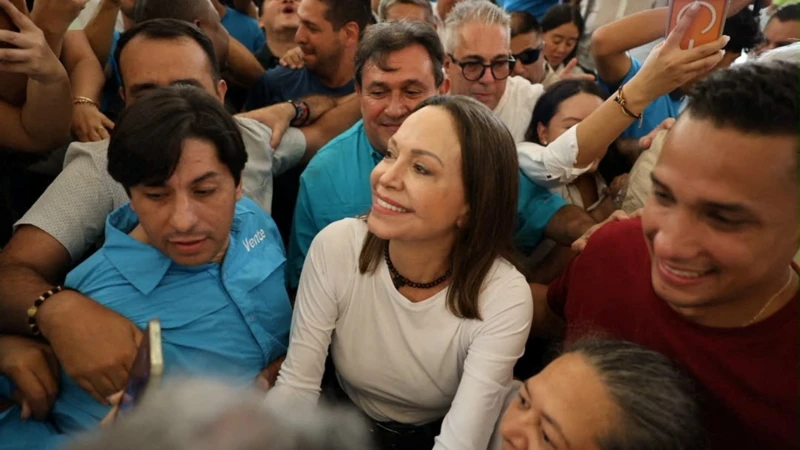 Regresa María Corina Machado a Venezuela tras exilio