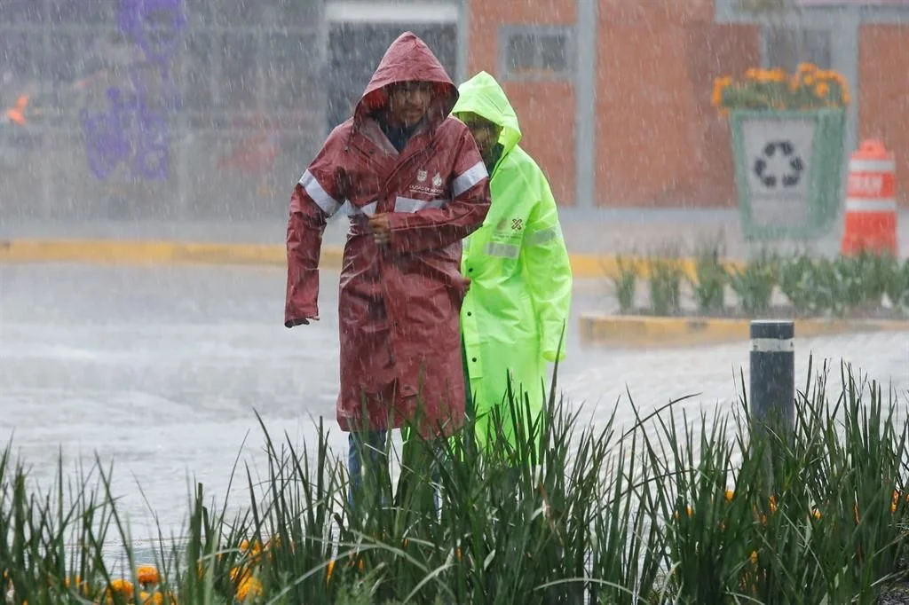Caos en Iztapalapa por torrenciales lluvias de este lunes