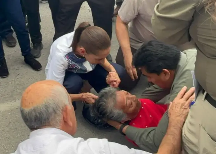 Sheinbaum auxilia a una adulta mayor que se desvaneció en la Arena Potosí