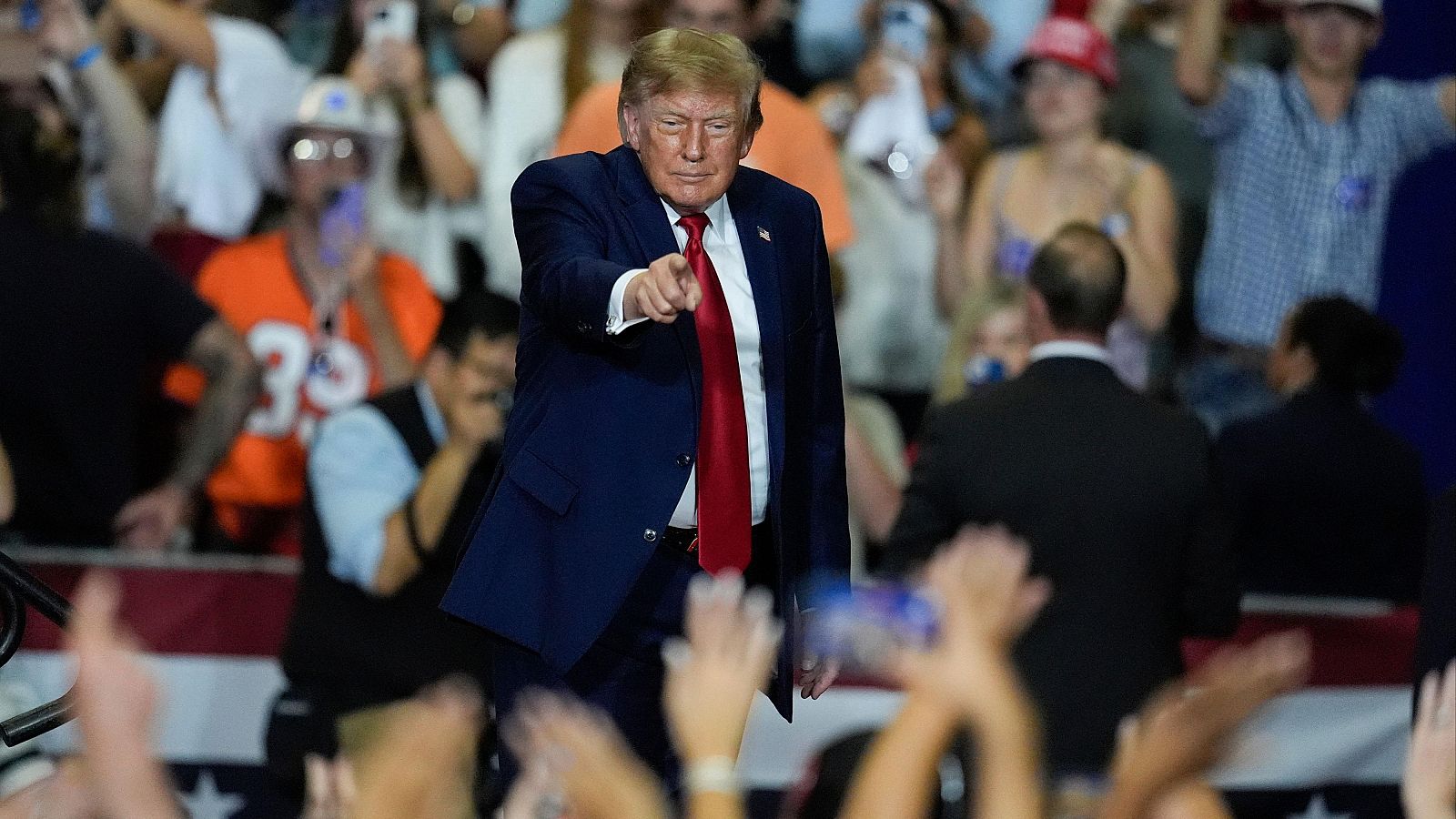 Trump cuestiona cómo Sheinbaum pasó de bailarina a presidenta