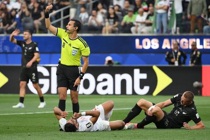 Irán y Nueva Zelanda firman un vibrante empate 2-2