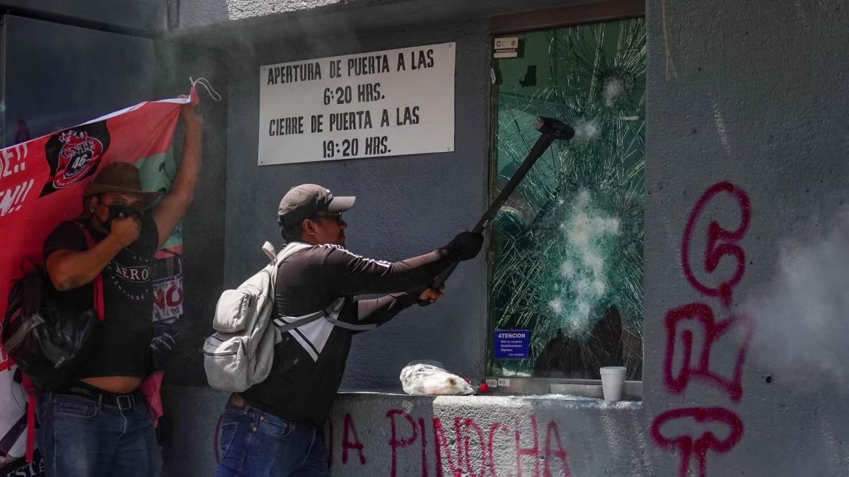CNTE vandaliza la SEP en CDMX