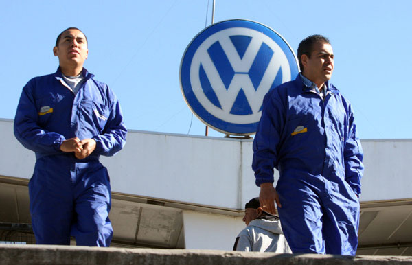 Trabajadores de VW rechazan propuesta contractual; sigue emplazamiento a huelga