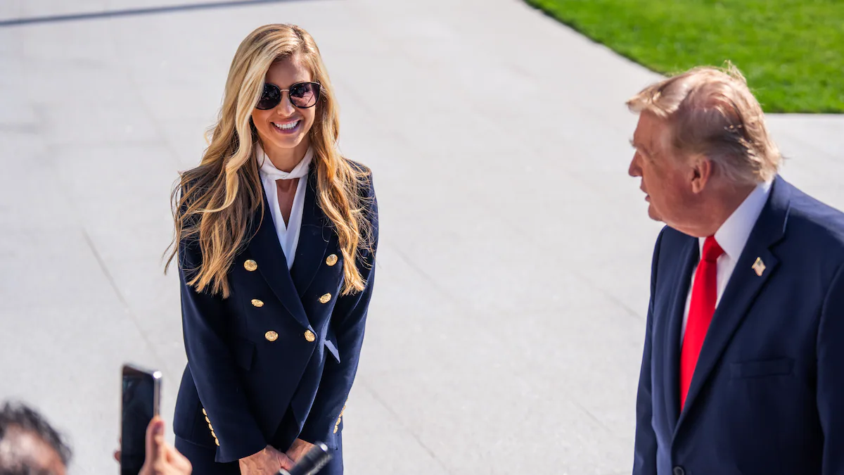 Duró cinco días: Trump despide a su secretaria de prensa