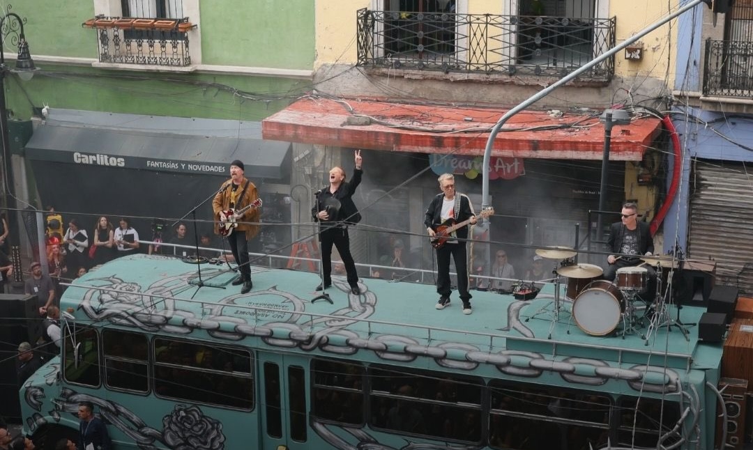 Sorprende U2 y graba video en el centro de la CDMX