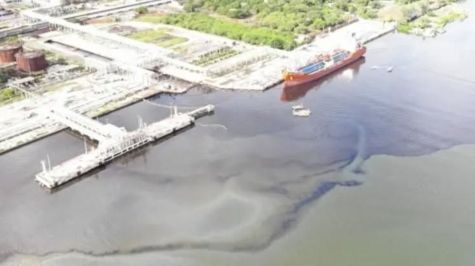 Confirman descarga oscura procedente de la Refinería Madero en el río Pánuco, trabajan en contención