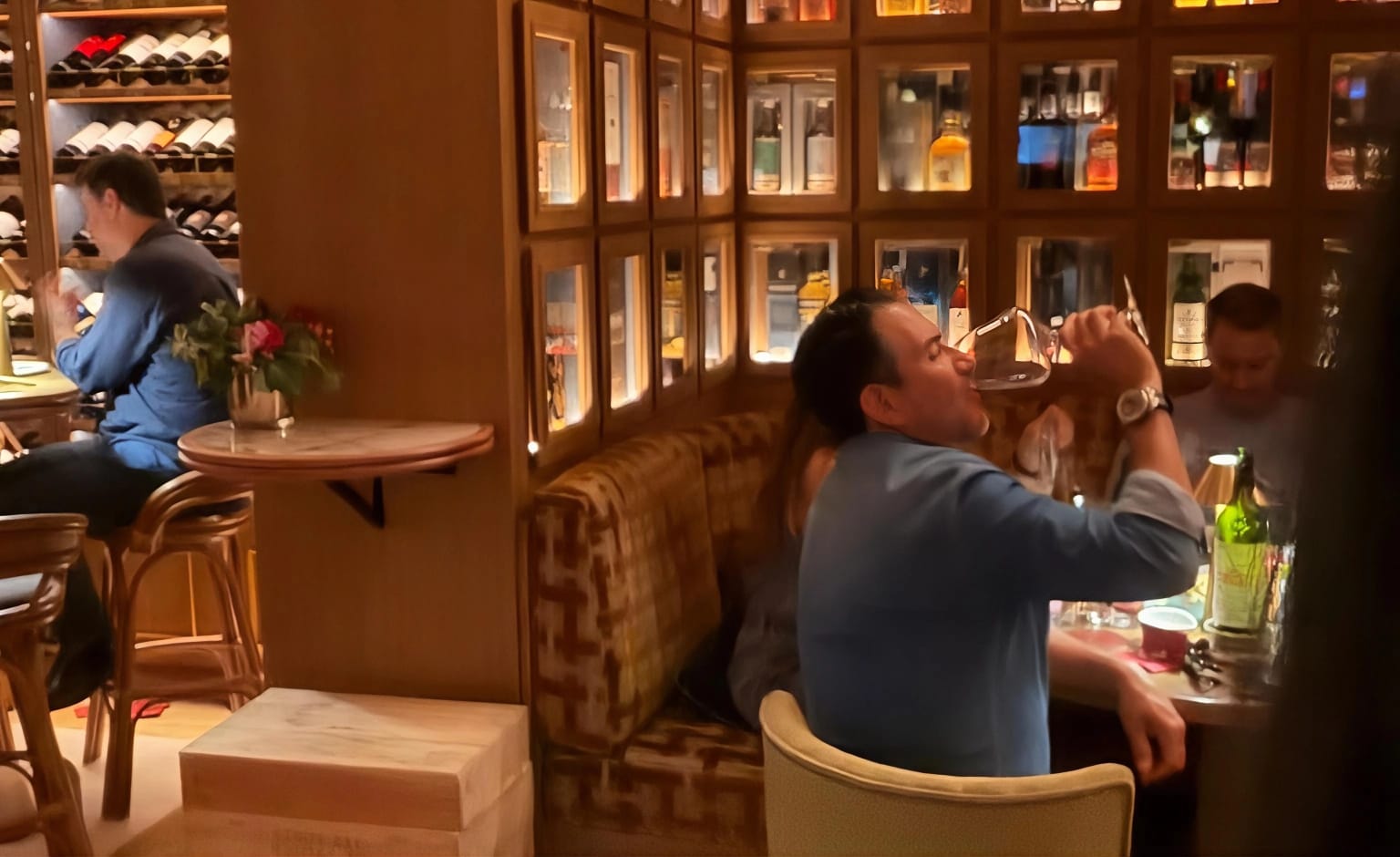 Senador Yunes Márquez es viralizado por foto en Club de Vinos de Madrid
