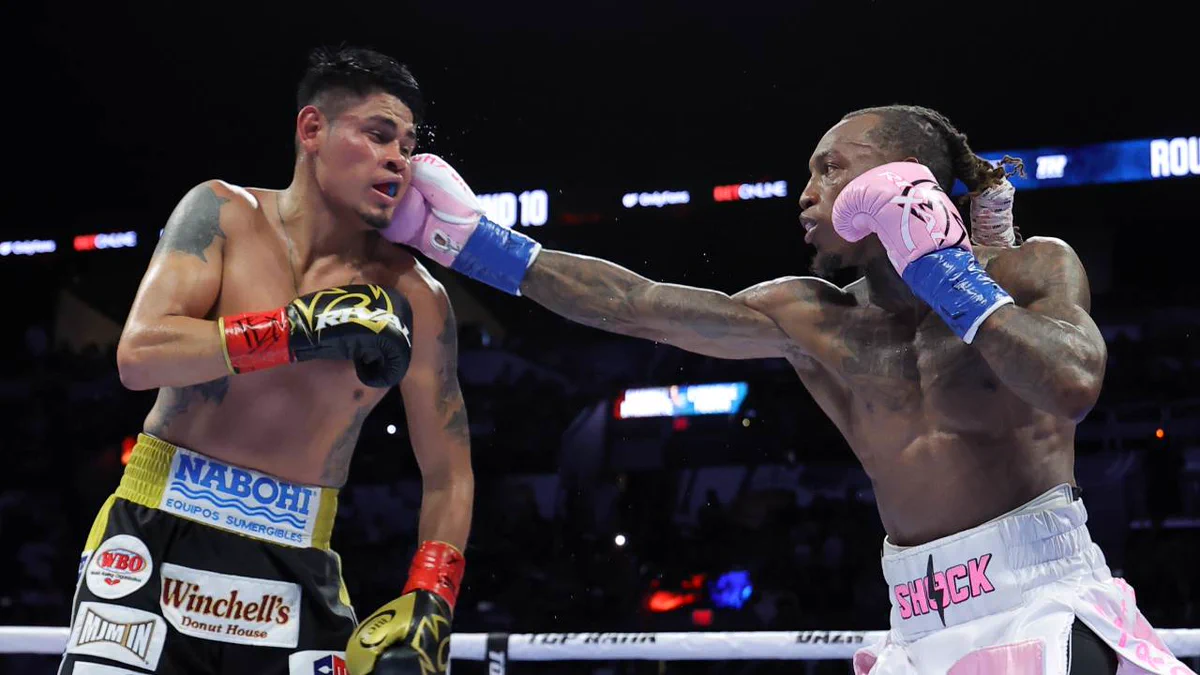 'Vaquero' Navarrete sufre castigo y pierde sus títulos mundiales ante O’Shaquie Foster
