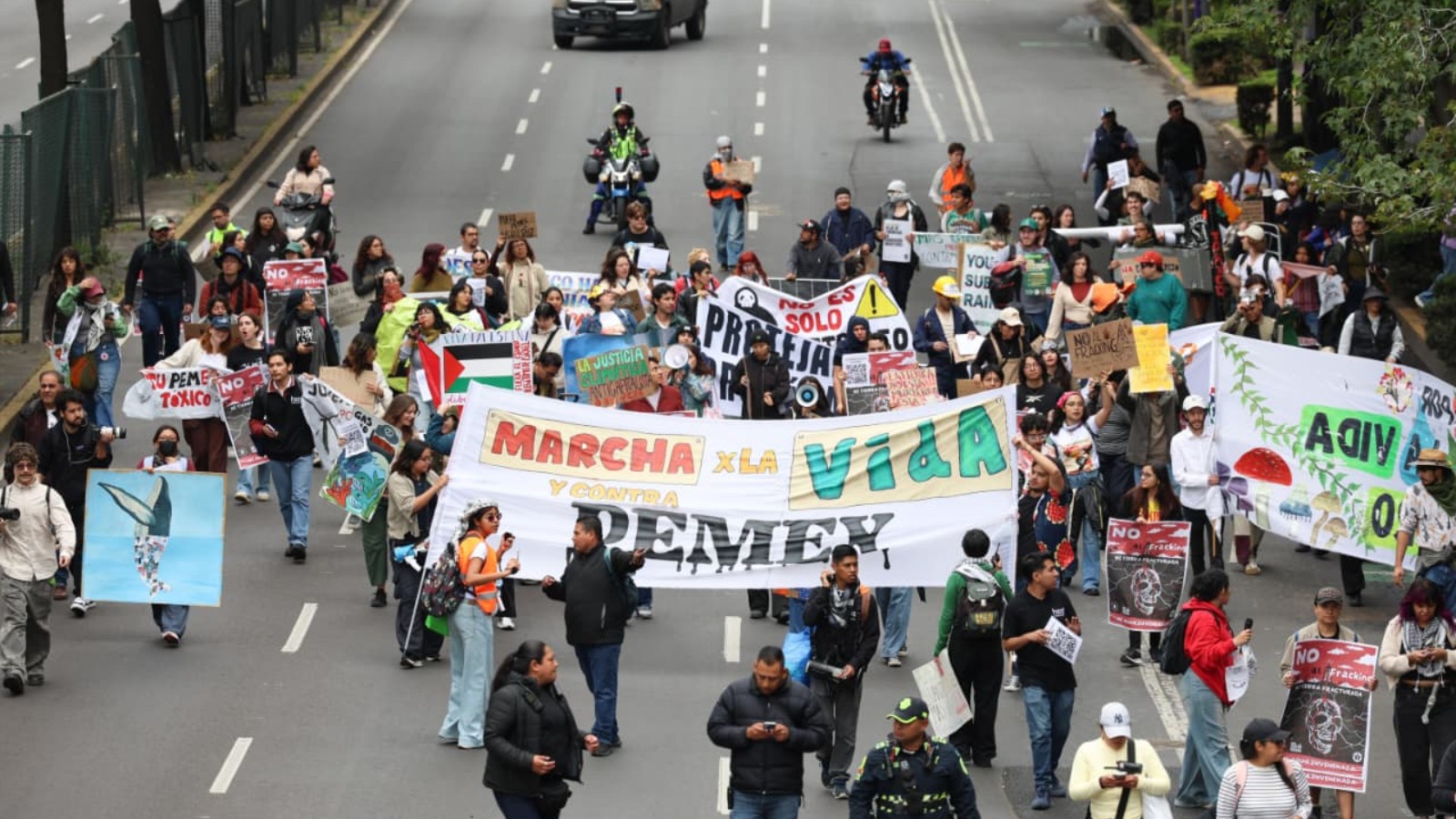 Ambientalistas marchan en la CDMX contra el fracking y Pemex