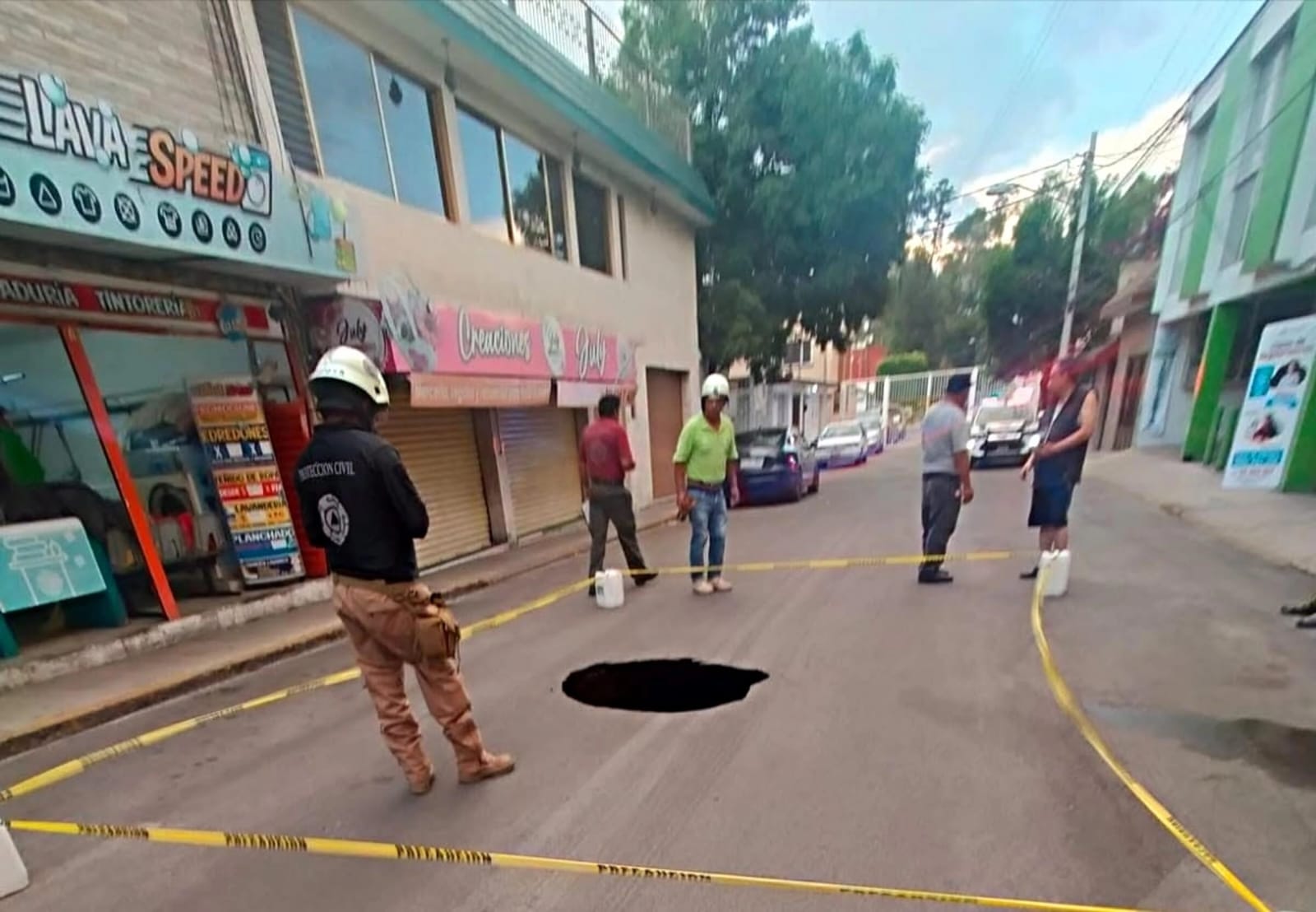Se forma socavón en Tlalnepantla tras colapso de drenaje