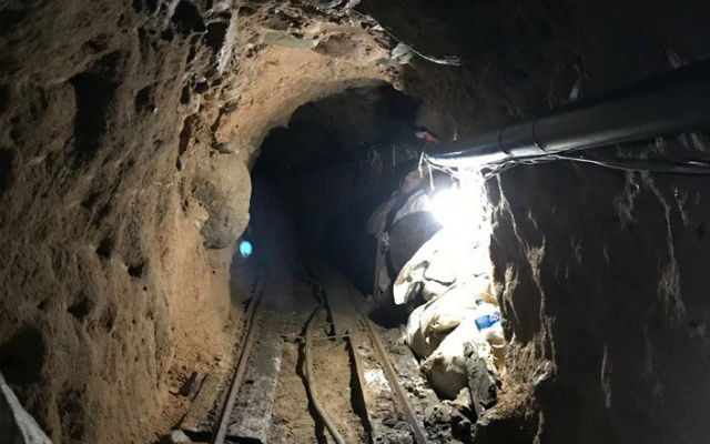 Caen 19 migrantes ocultos en túneles de drenaje en San Diego