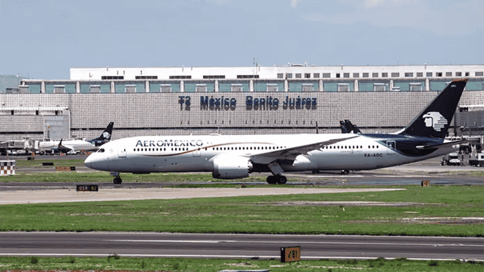 Sobrecargos frenan huelga en Aeroméxico; logran aumento