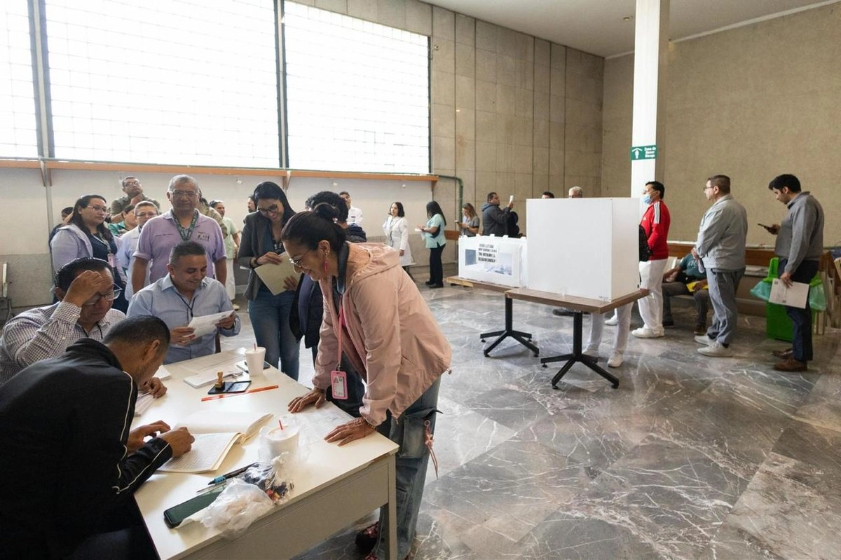 Trabajadores del IMSS votan en contra de propuesta de aumento salarial