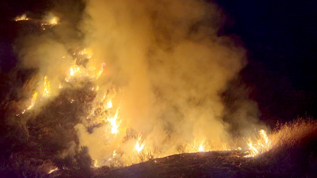 Incendios queman viviendas y fuerza evacuaciones en el sur de California